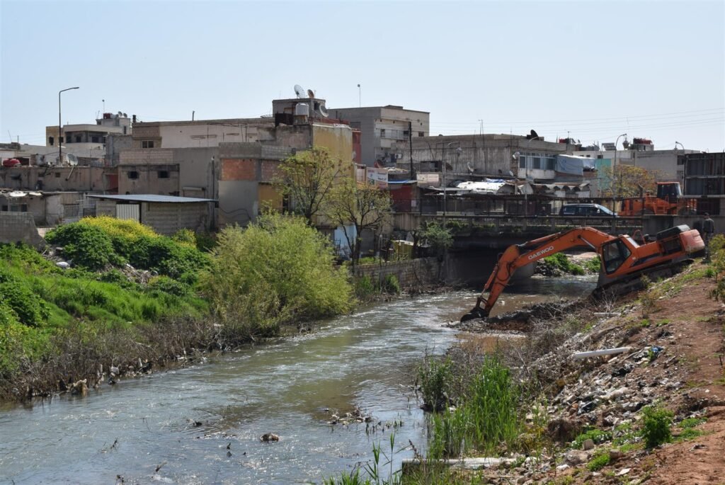 Qamishlo municipality is cleaning the Caqcaq river with excavator.