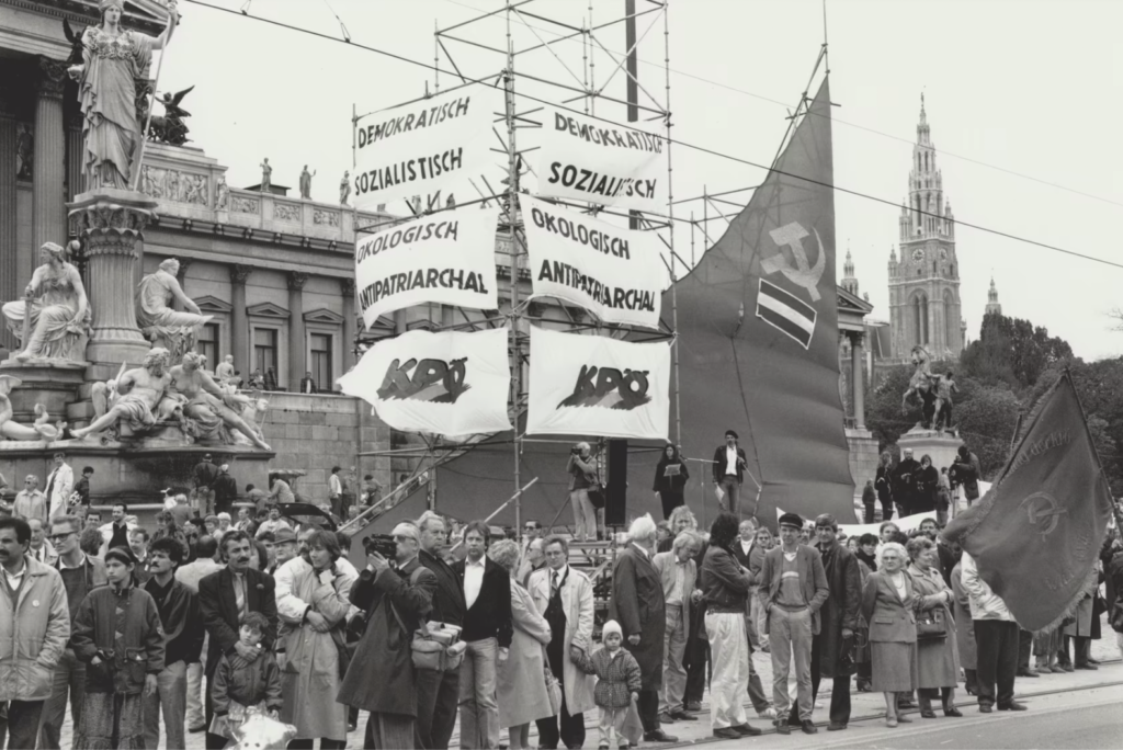 Tribune of the KPÖ in front of the Parliament in Vienna on May 1, 1990.