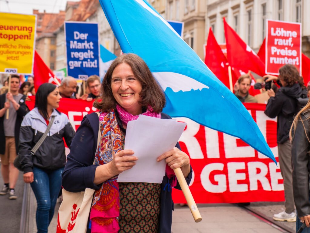 Elke Kahr takes part in a KPÖ demonstration to mark the occasion.