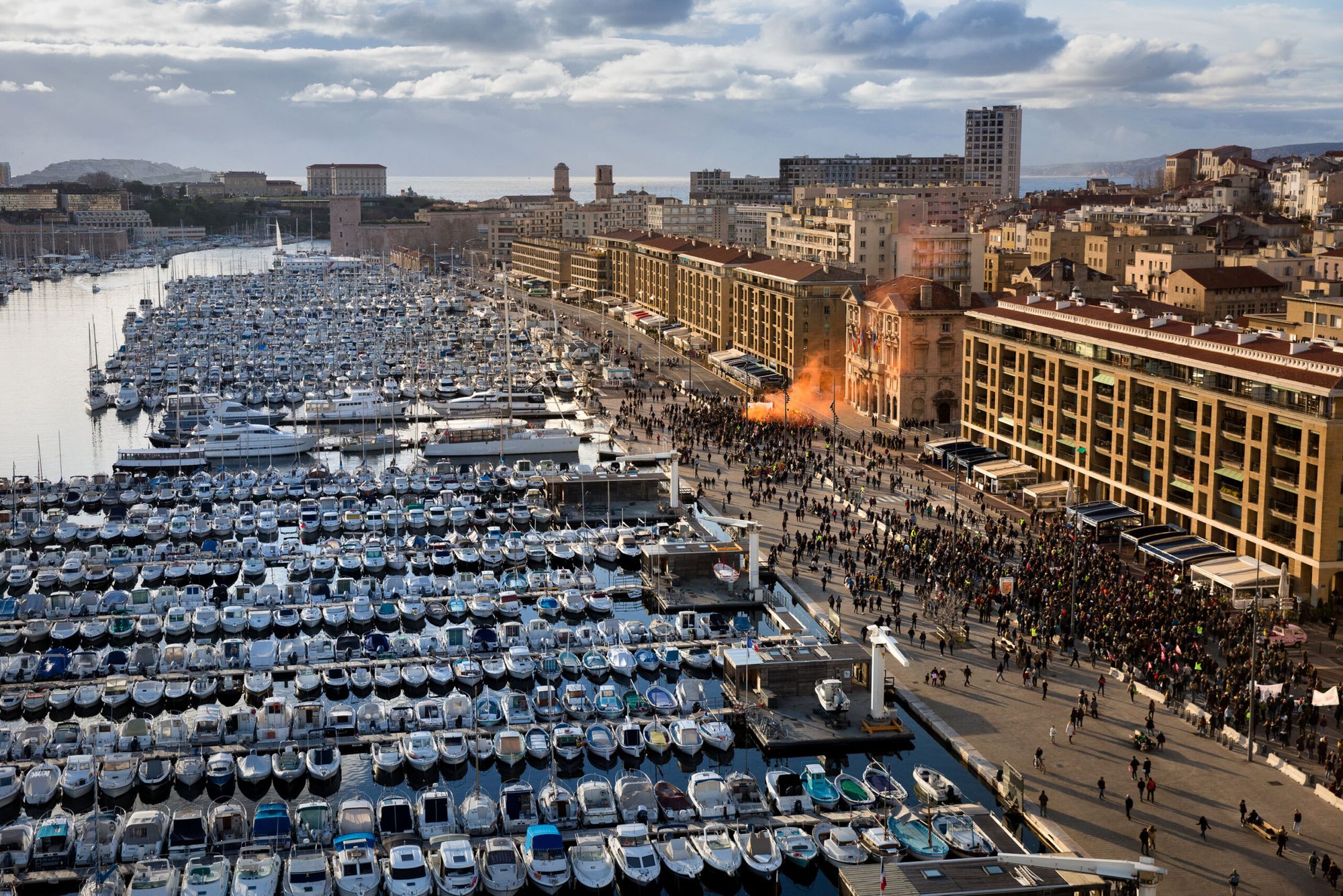 On February 2, hundreds of demonstrators marched to Marseille town hall to denounce poor housing, substandard buildings, and the town hall's wait-and-see attitude.