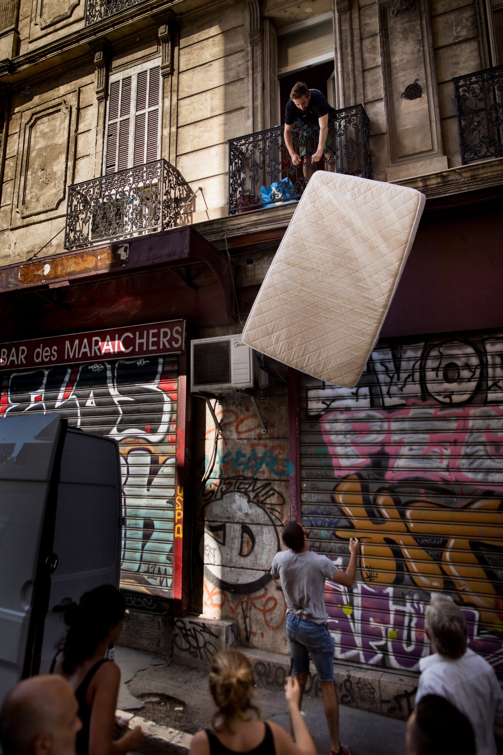 Evacuation of several flats in rue Curiol: residents take their belongings out of their flats, which are about to be closed.